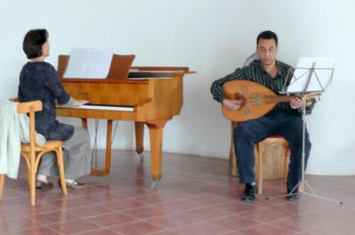 Arabische Musik auf einem Oud (einer Kurzhalslaute), April 2011